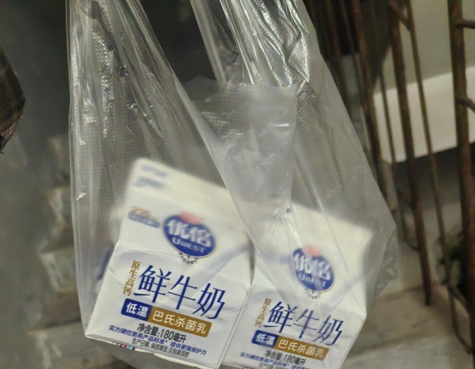 如果你有一个开店的朋友那么你就能在牛奶过期的前两天获得两瓶牛奶上次喝这个奶还是当