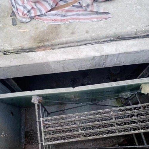 一块1500斤的玻璃，压碎了一个家庭的希望。31岁的袁亮在西安某小区安装大型鱼池