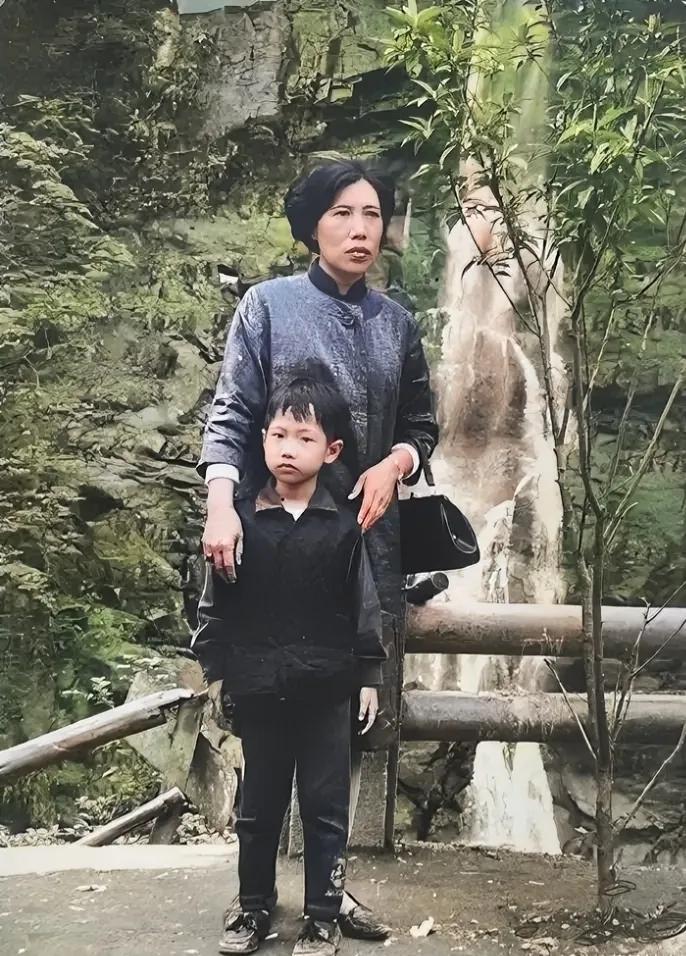 50年代末，郭台铭小时候，一张罕见的老照片，搂着他的人是母亲初永真，从照片中我们