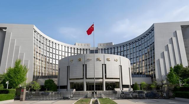 大利好，央行送来6000亿，A股稳了。
不少股民的朋友圈都炸开了锅，海外A50期