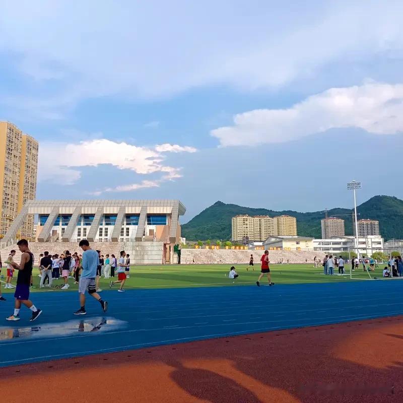 人生在世，首先身体健康，其次生活快乐，其他都是浮云。有健康体魄，才能追逐梦想。生