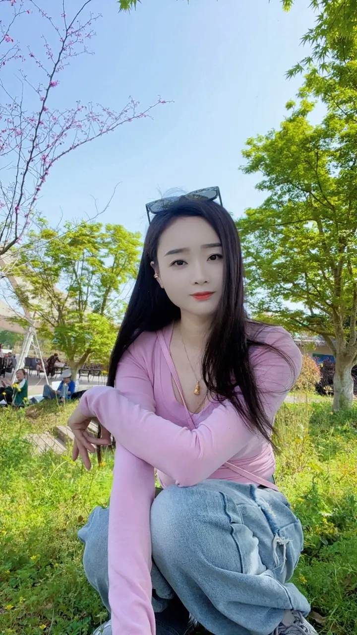 多少人曾爱慕你年轻时的容颜，可知谁愿承受岁月无情的变迁！