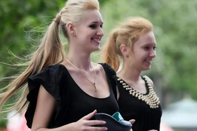 二战结束后的苏联，男性人口锐减，社会结构剧烈震荡。两千多万男性战死，留下大量寡妇