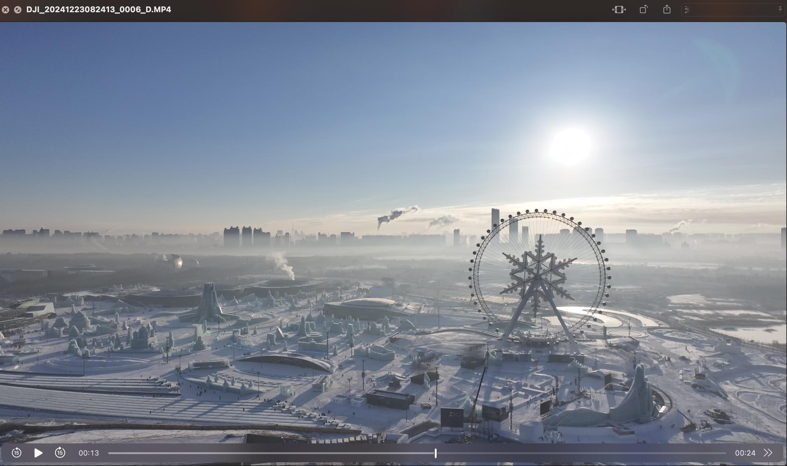 忍不住分享一张今天的航拍阳光洒满冰雪大世界的每个角落晨雾氤氲包裹着梦幻的摩天轮整