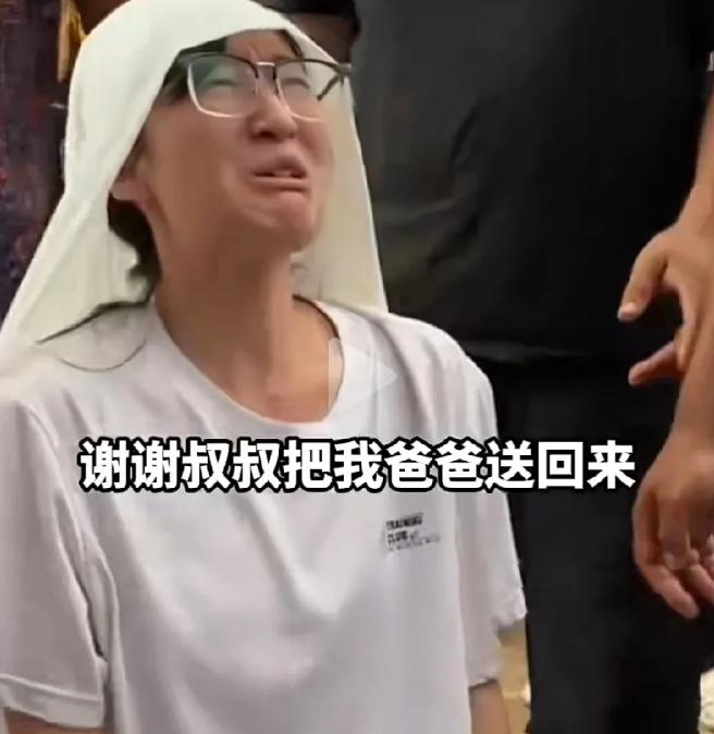 “泪目了！”女孩一下跪在陌生男子面前，含泪说要给男子“磕一个”，原来是女孩爸爸是