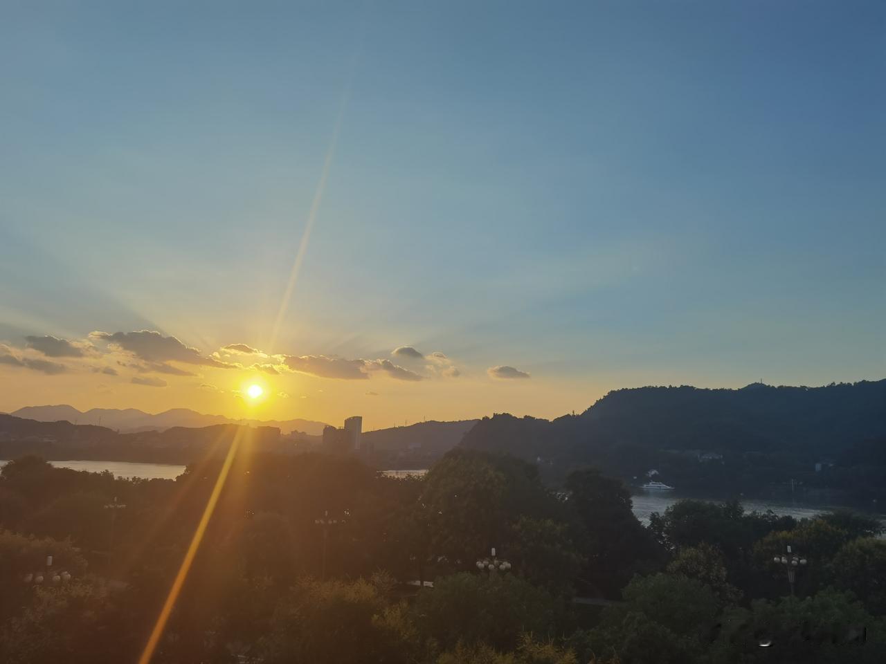 落日归山海，万事皆释怀！