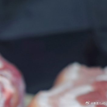 肥瘦相间的五花肉是烟火里的绝味，慢炖之后油脂析出，肥而不腻、瘦肉软糯入味。红烧酱
