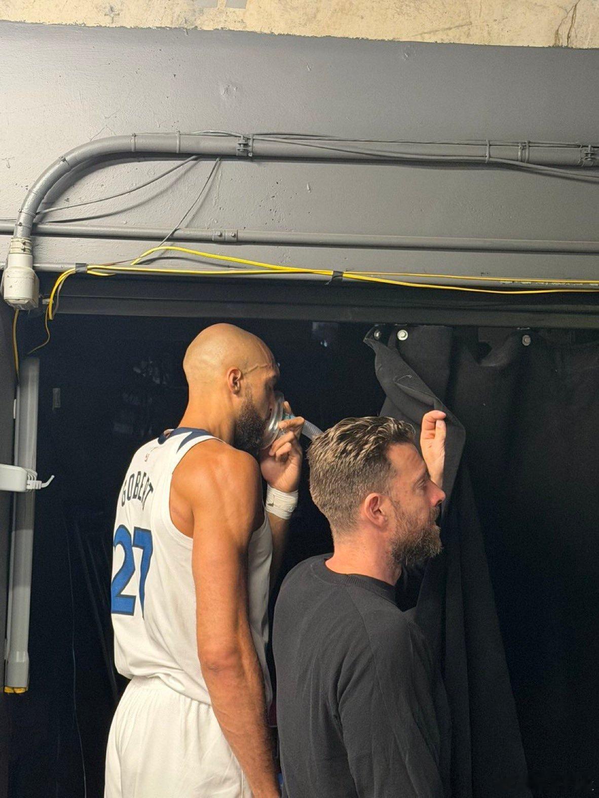 戈贝尔在丹佛的高原上有点喘不过气了，疯狂吸氧👀戈贝尔吸氧