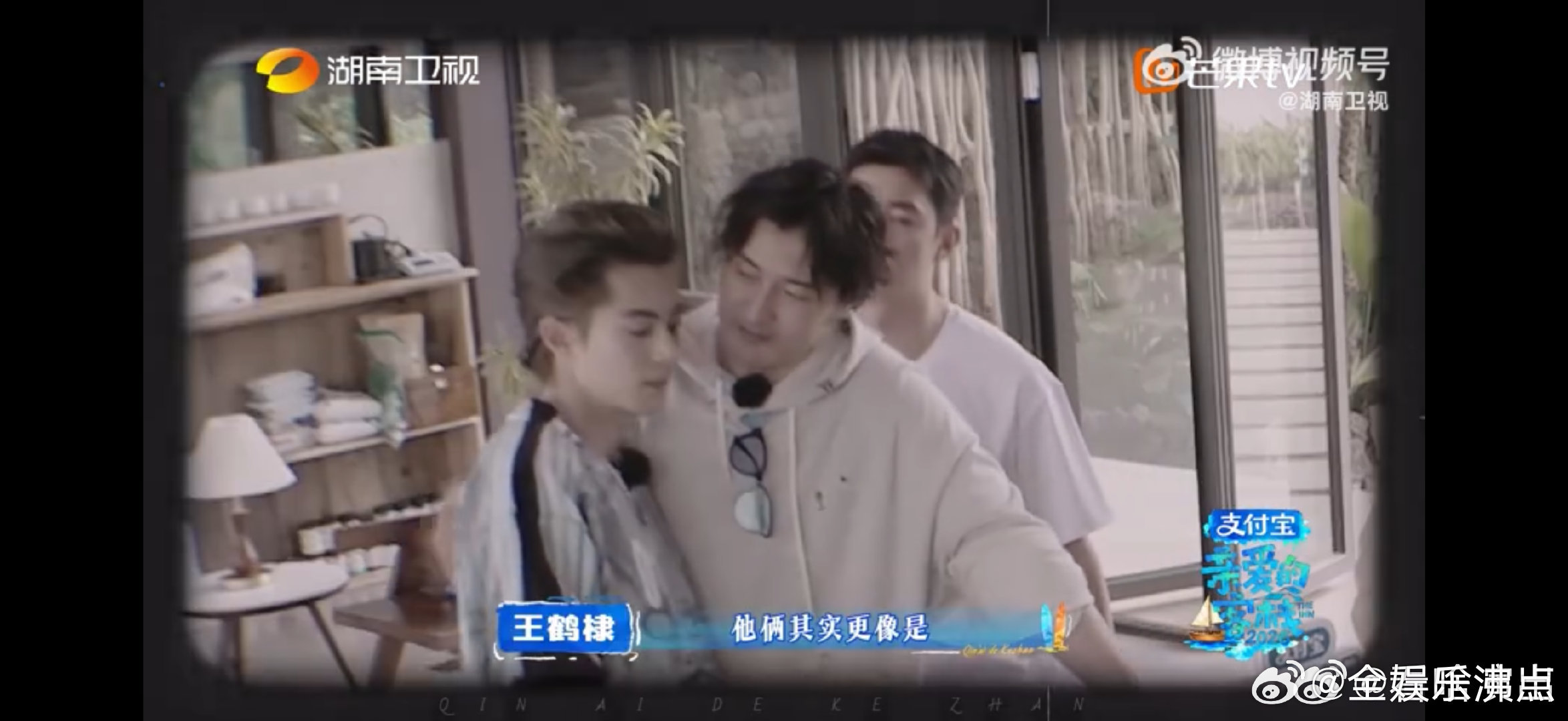 武大靖给王鹤棣送黄桃罐头亲爱的客栈武大靖离开客栈前，给王鹤棣留下手写信和黄桃罐头