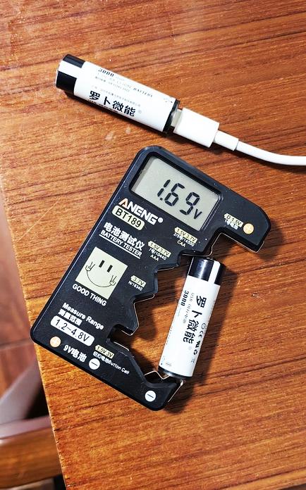满电可以给到接近1.7V的足量电压，6块多钱锂充电2000mWh容量5号电池，T