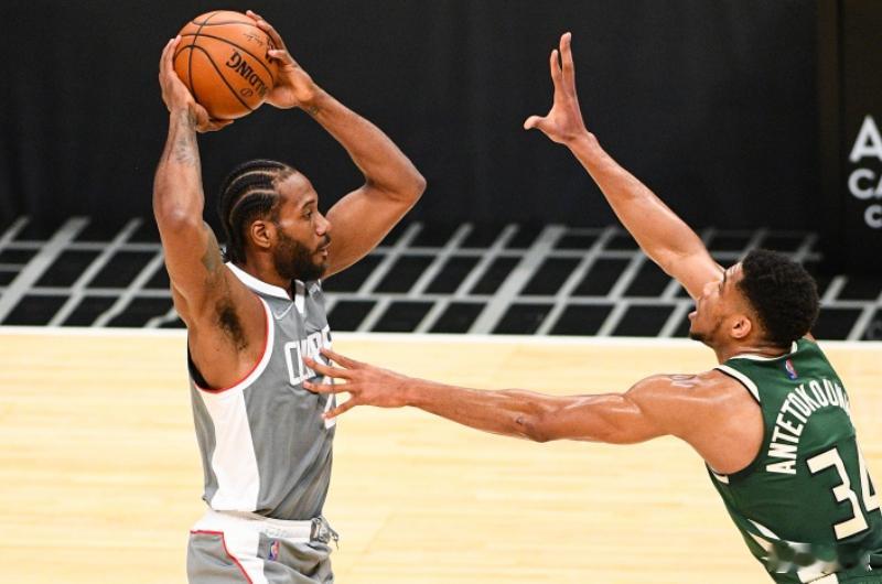近日一名东部高管在接受ESPN采访时谈到了字母哥和小卡。该高管说：“每天你都会听