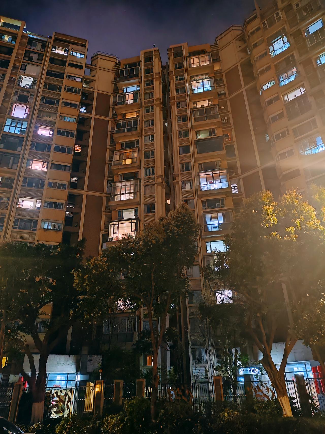 夜晚的居民楼，灯火通明之景着实迷人。每扇窗户透出的光，都似一个温暖的小世界。有的