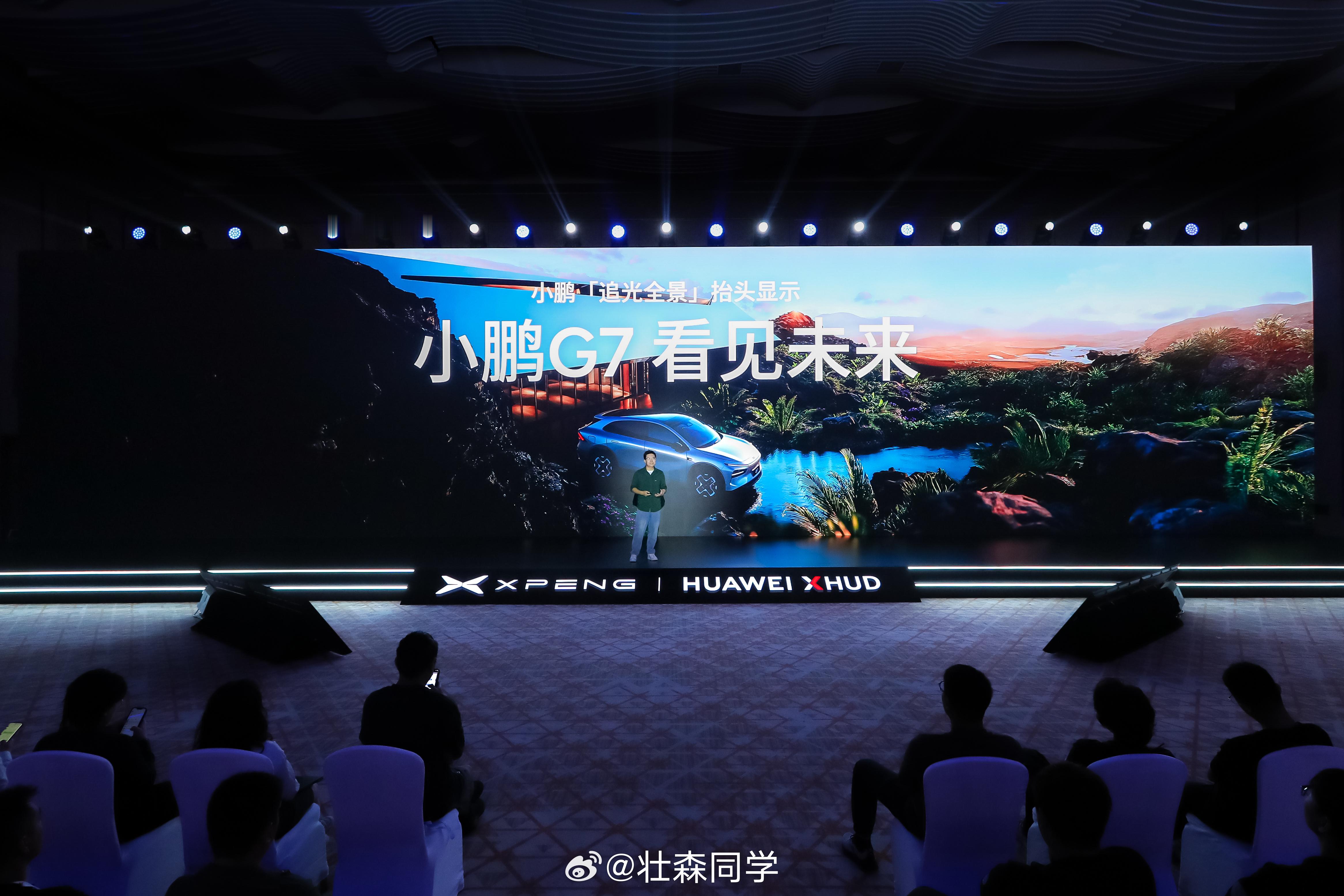 在导航场景中，「追光全景」AR抬头显示实现行业首创的车道级导航，将路线直接“画”