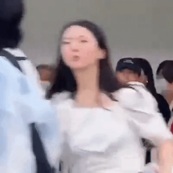 金泰亨 在长辈面前体现的优秀人品1 和成员妈妈鞠躬打招呼2 看见路过的老人立刻伸