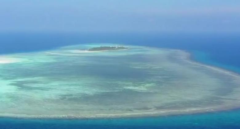 根据中国海警发布的消息，10月8日，菲律宾海警以救治坐滩破军舰驻守人员为由，将船
