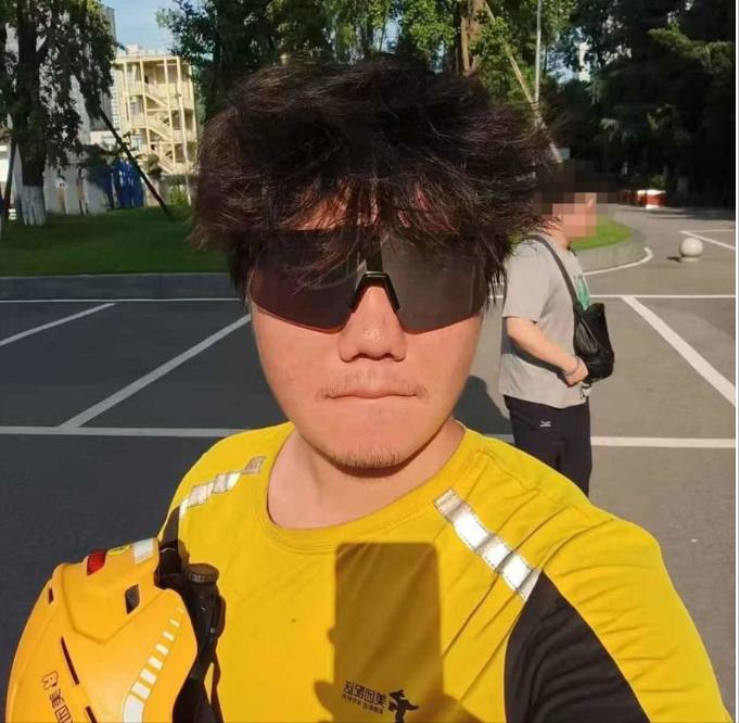 成都19岁小伙送外卖时遭遇火灾，将双腿骨折的大叔从六楼背到一楼，大叔为了表示感谢