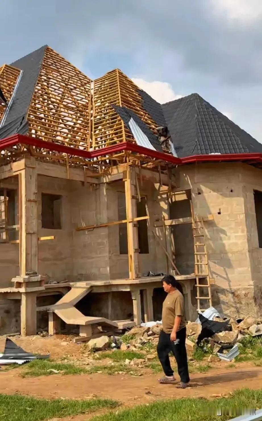 菲利斯在非洲娘家的日子依旧忙碌而充实，她与小刘共同筹建的超市已初见雏形，竣工之日