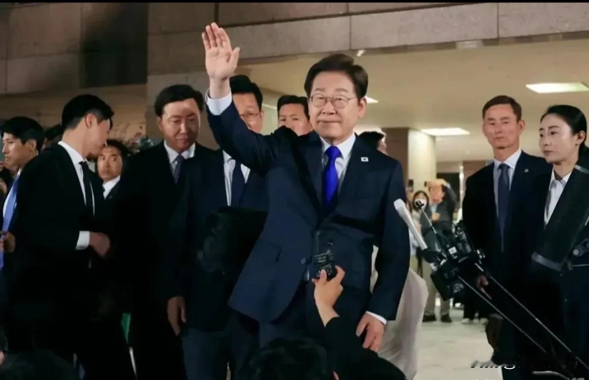 韩国新总统上位竟靠绝食24天？寒门逆袭的背后藏着惊人真相！

这届韩国总统可太拼