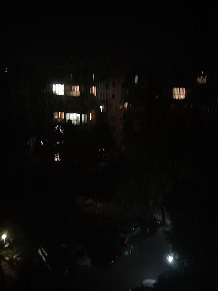 妈妈的快乐，藏在孩子睡着后的深夜
 
晚十点，全屋安静下来。
娃安稳入睡，衣服也
