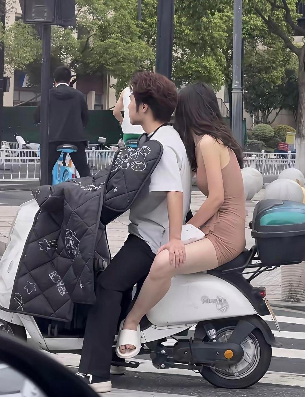 原来浪漫不一定需要四轮，两轮的后座，也能装满偏爱