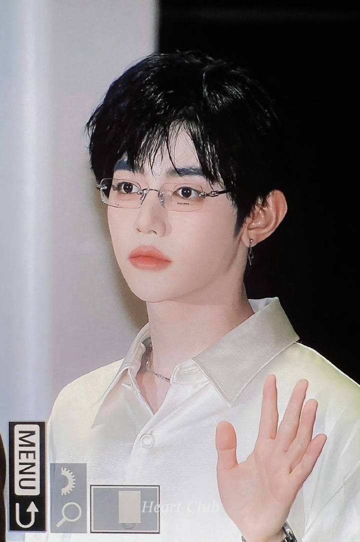 章昊｜今日份机场新闻出图，香槟色缎面衬衫突显高贵气质，miumiu无边框眼镜带来