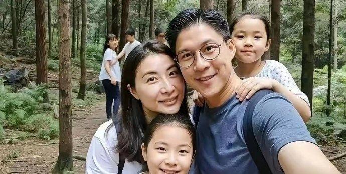 郭晶晶霍启刚夫妇带娃出游，大方晒两个女儿正脸
不愧是霍家人啊，人家就是有这底气