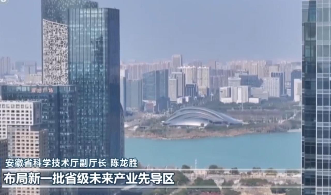 城市高楼林立，科创动能强劲，各地加快布局未来产业、构建现代化产业体系。文旅市场热