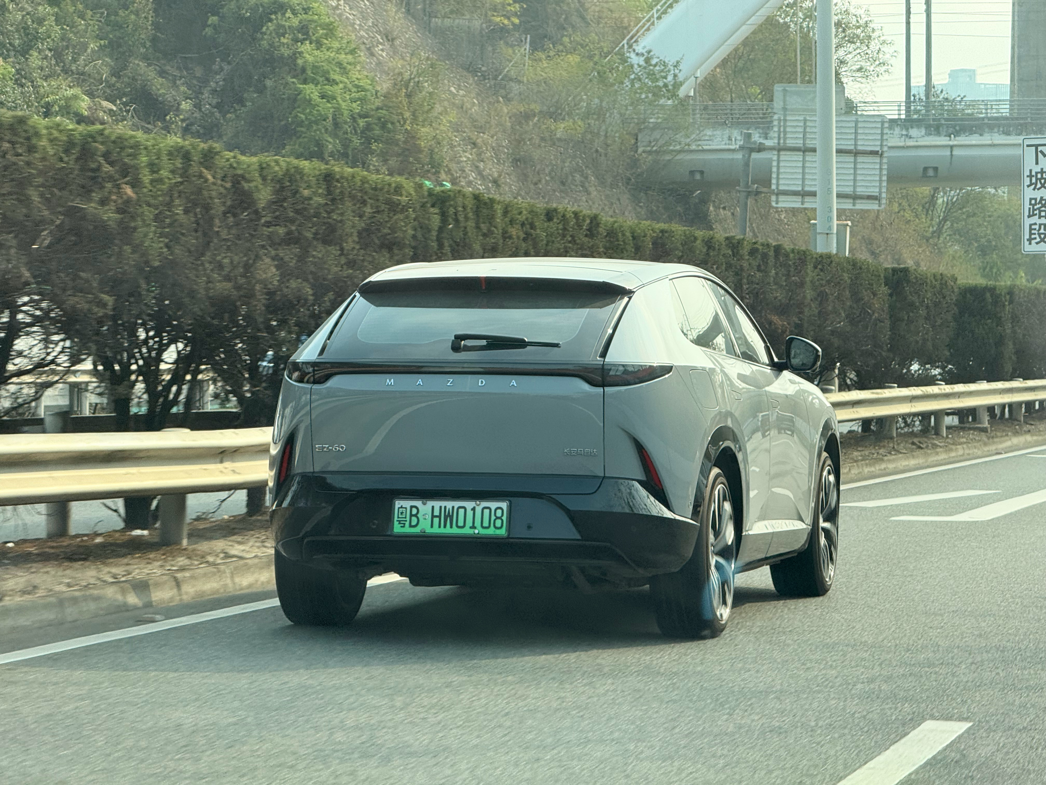 马自达EZ-60 我也是第一次在路上见到野生的设计讲真挺有科技感 挺好看可能就是