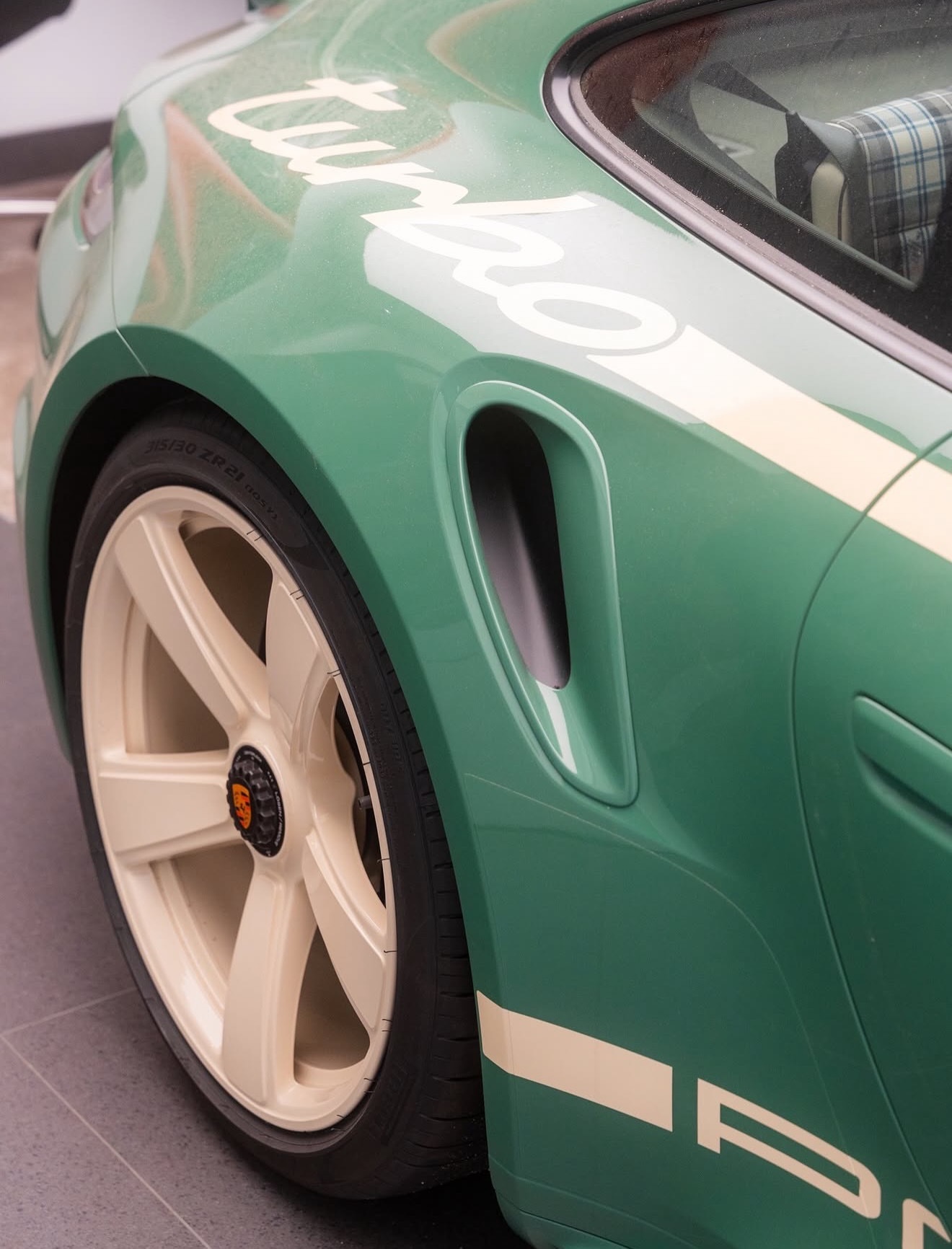 Auratium Green Turbo 50 Years 这辆车配备了 Crè