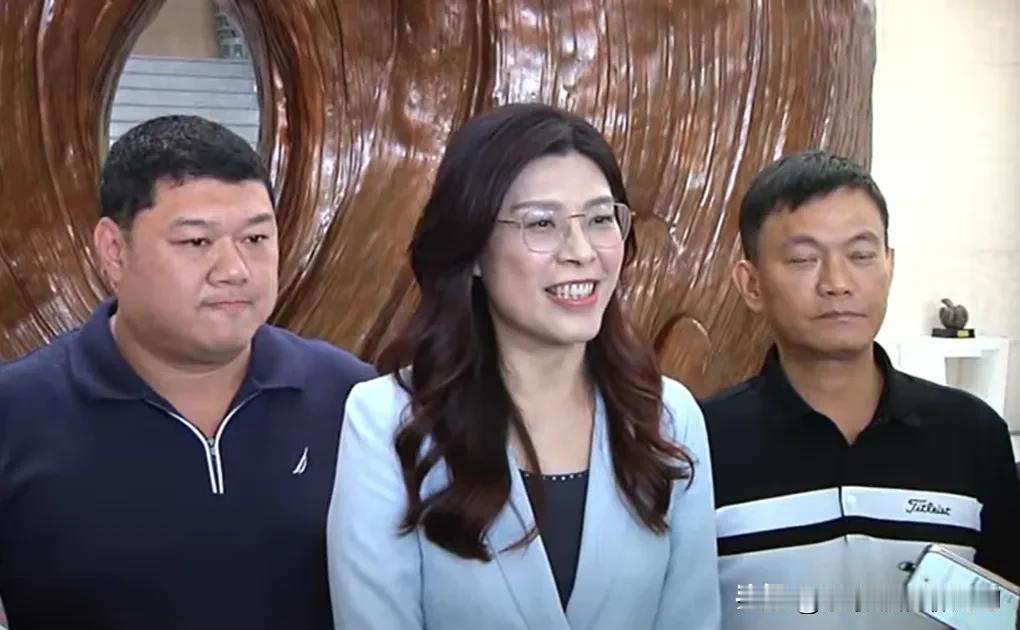 郑丽 文接受采访说到两岸关系时妄称：对于国民党来讲，必须坚守的两大底线，第一就是