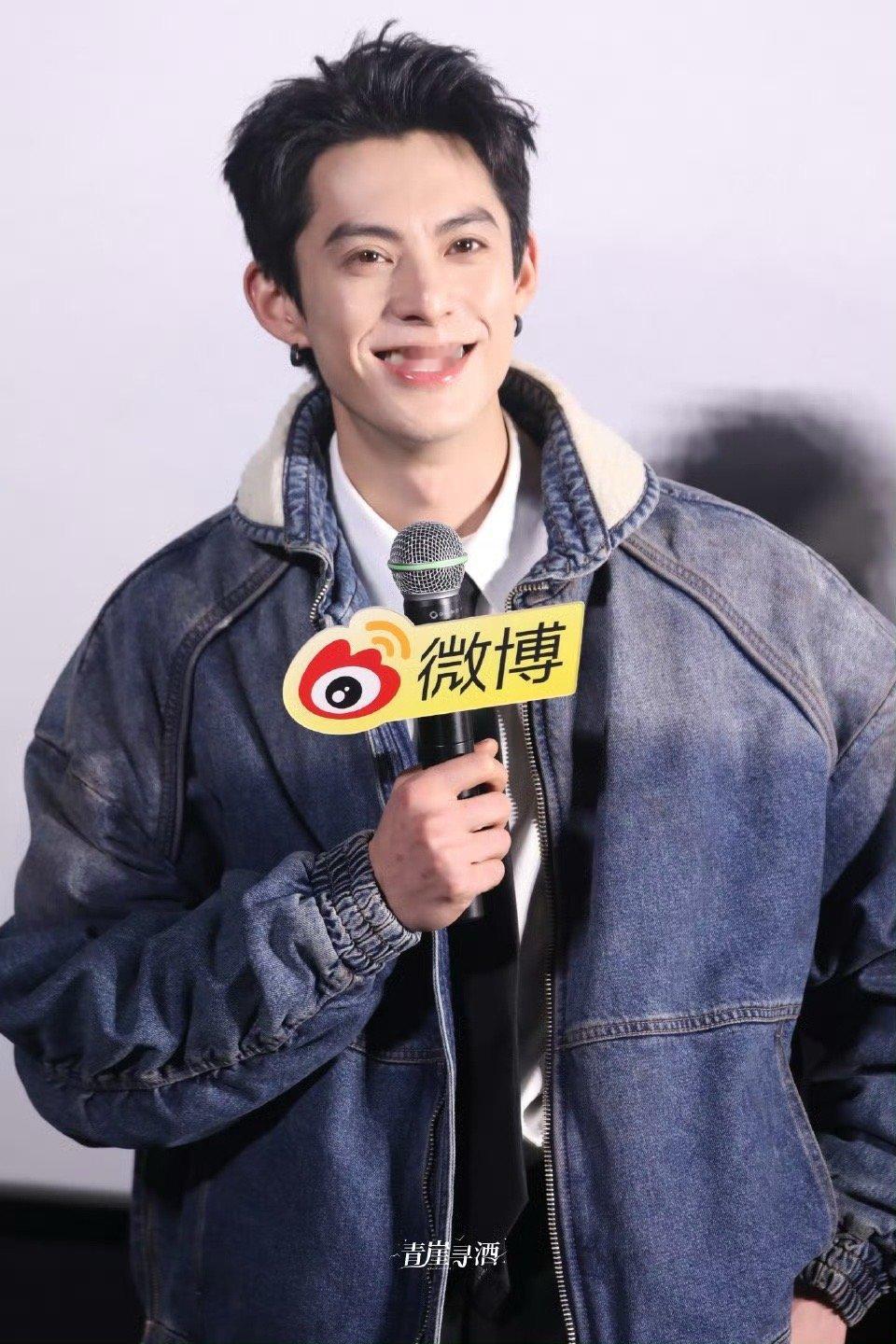 王鹤棣穿省服提前过年  王鹤棣上得舞夫下得厨房 王鹤棣穿省服提前过年了！这围裙一