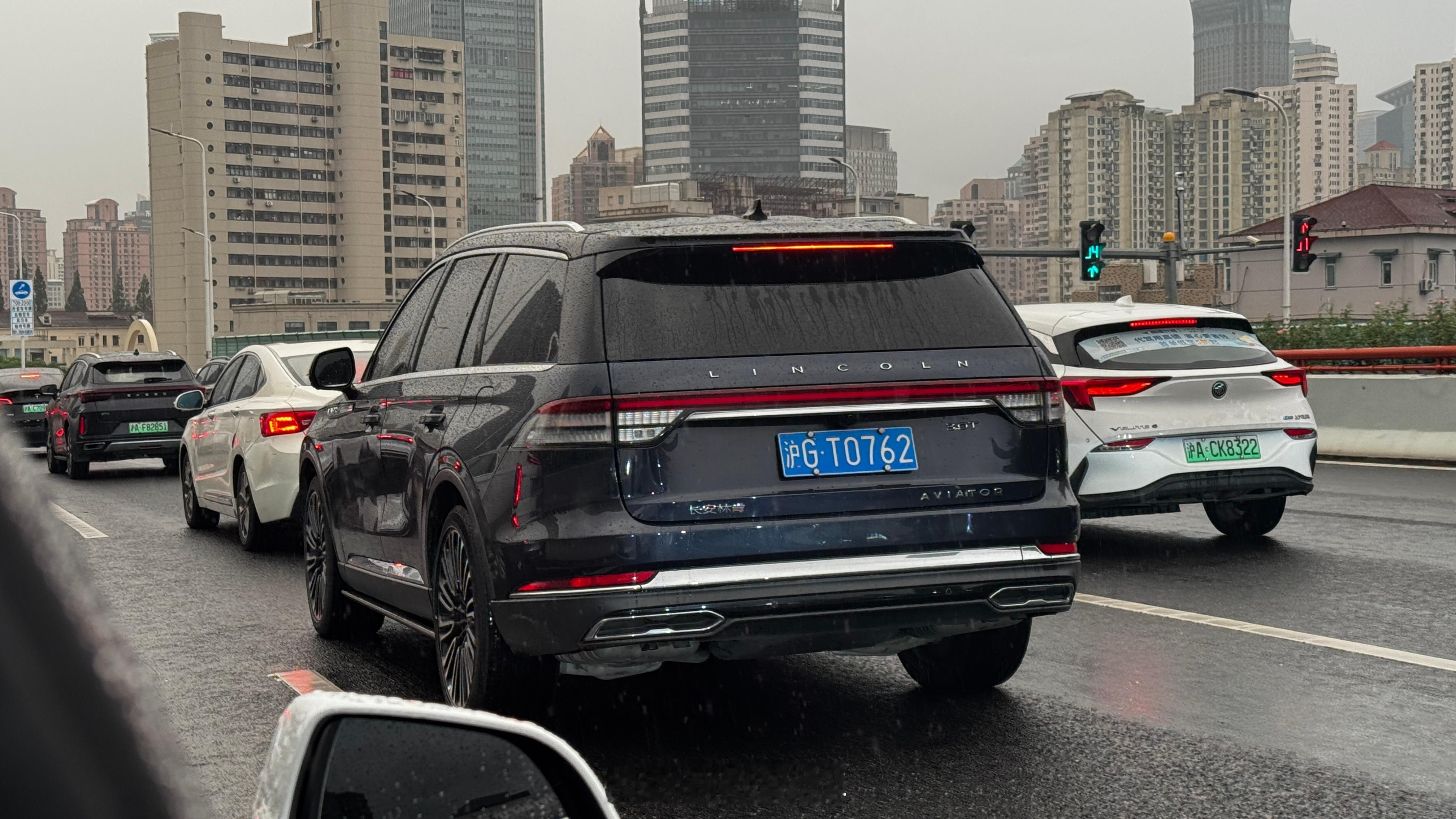 跟专车司机师傅聊聊天（真实记录）：过去一年他开了接近一年代驾司机，跑了2000多