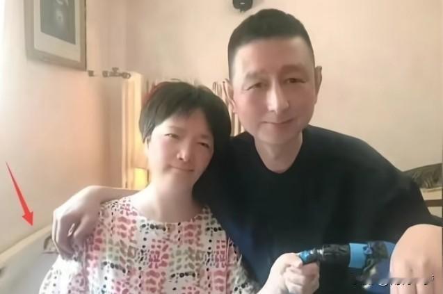 何晴手术后和病友在医院拍的那张合影，瘦脱相了。
那张照片里，几乎认不出是她。一个