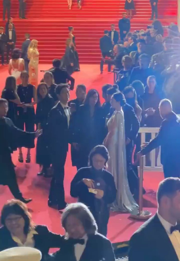 说来也好笑，一个顶流女演员在戛纳走红毯，还得同剧组艺人的经纪人来带领着去拍照，而