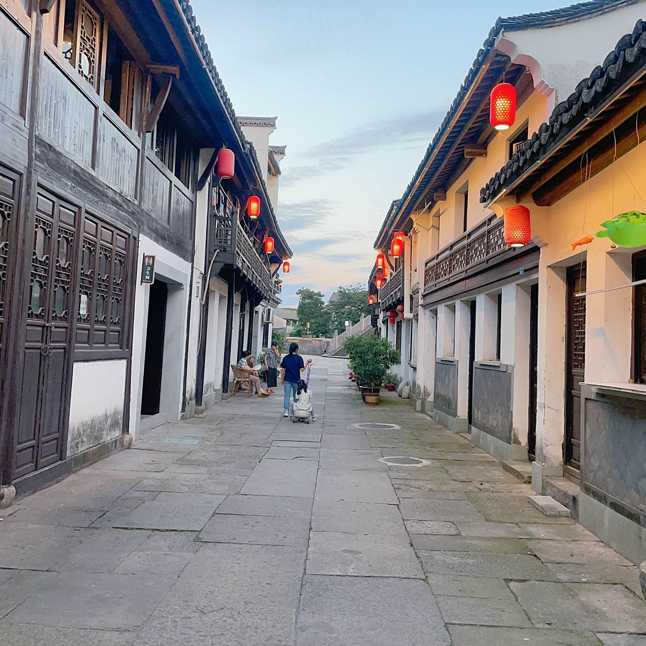 繁华外，市井处，古镇里，醉是人间
偷得浮生半日闲
诸暨枫桥古镇