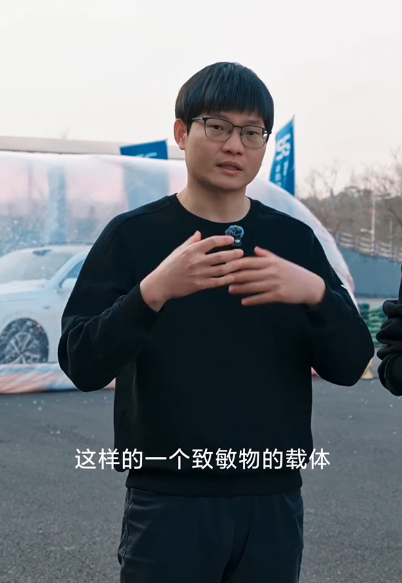 最近和北方一个朋友打视频聊天，发现它一直打喷嚏，我问他是感冒了吗，前几天不是刚好