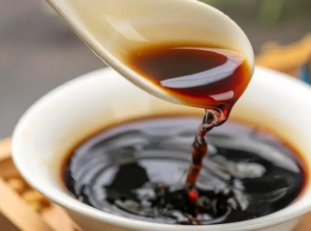在日常饮食中，酱油作为一种常见调味品，几乎出现在每一餐的餐桌上。你知道吗？如果你