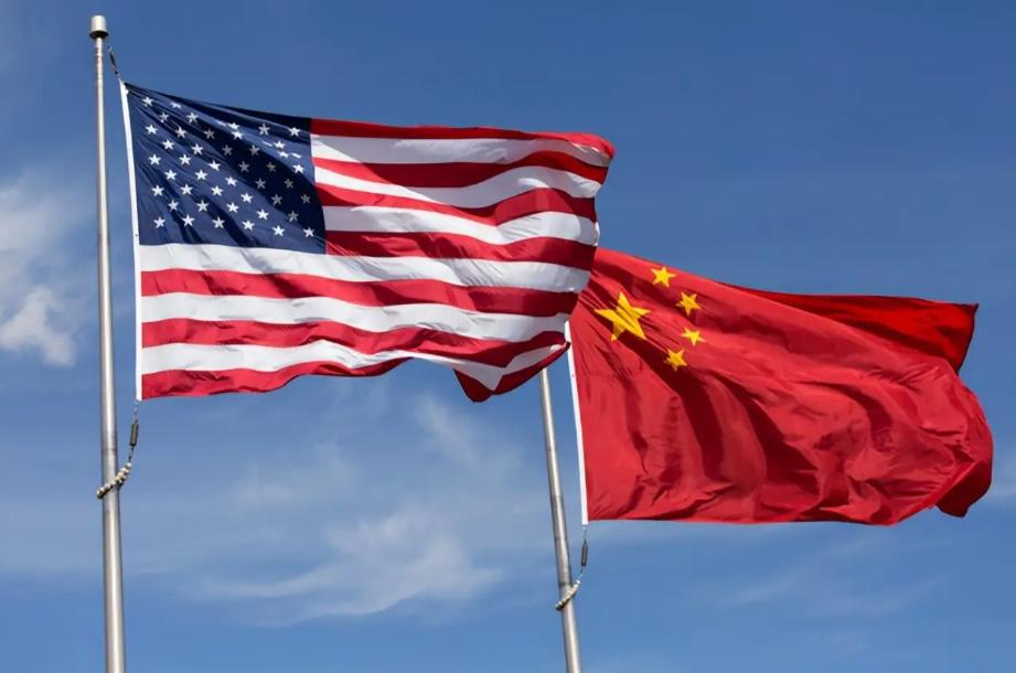 眼下，全世界都在看中美谁先撑不住。现在是中国有货卖不出，急着赚钱，美国是有钱买不