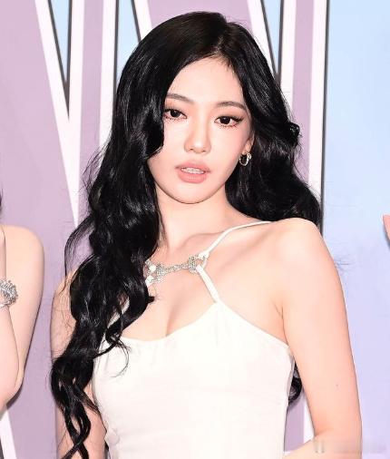 宁艺卓女王行为来了，面对粉丝关于前任的问题，“我的前任还爱我吗”宁艺卓∶“let