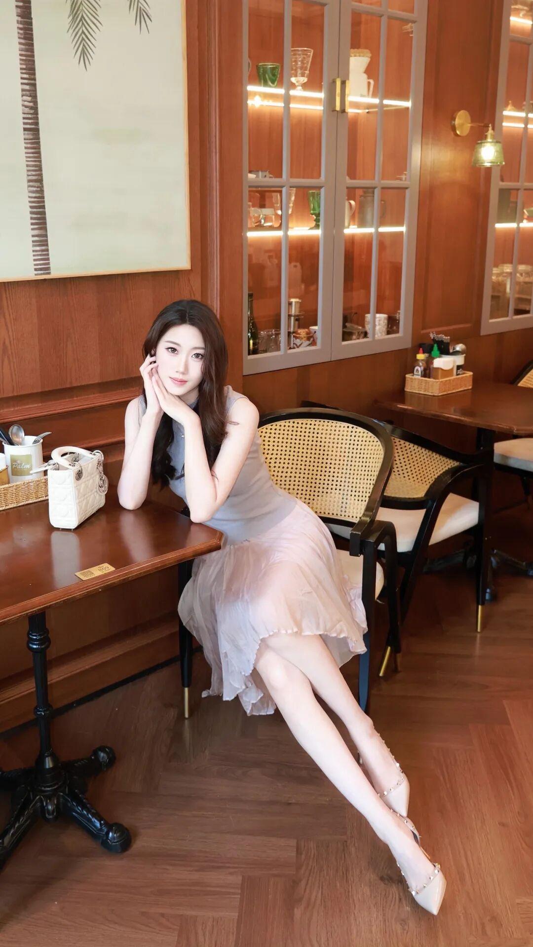 什么样的穿搭可以成为气质女神?图组配文｜浅灰针织+渐变纱裙温柔套装
短句简约款（