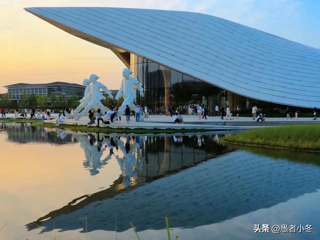 成都容易混淆的2个公园，标志性建筑像飞碟，在西边，面积上千亩！

成都，被公园包