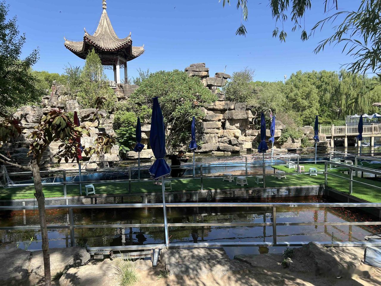 兰州仁寿山文化旅游景区是国家4A级旅游景区，就这样一个四级景区大门不收门票。
位