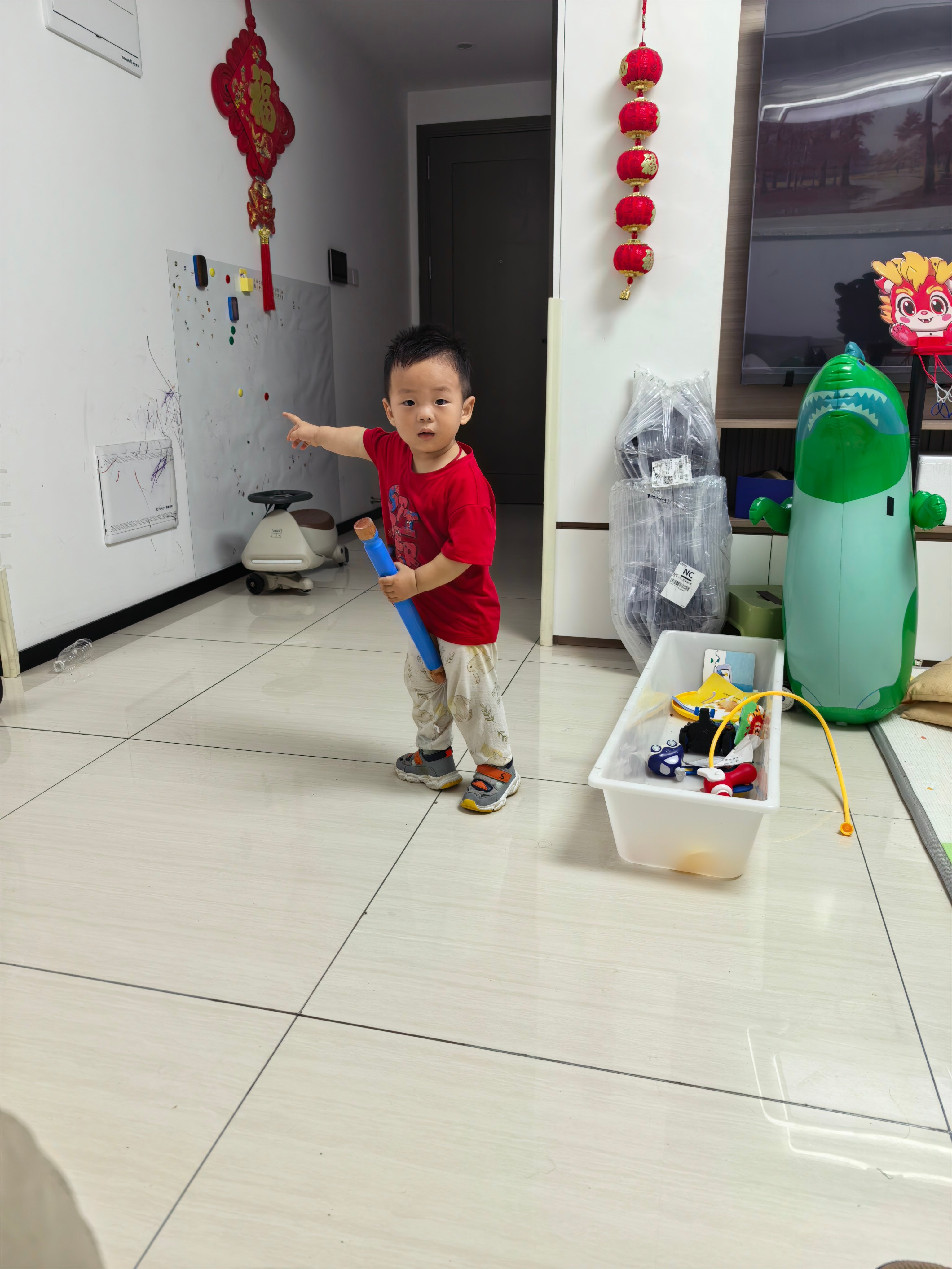 我一到家，乐乐就爬我身上嬉闹，我还要防着他突然闪击我，乐乐劲儿可大了，打人特别疼