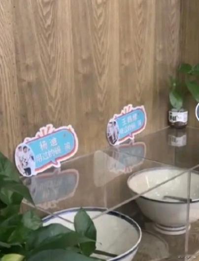 #商家展示王鹤棣杨迪用过的碗筷# 有商家把王鹤棣杨迪用过的碗筷用玻璃柜子展示出来