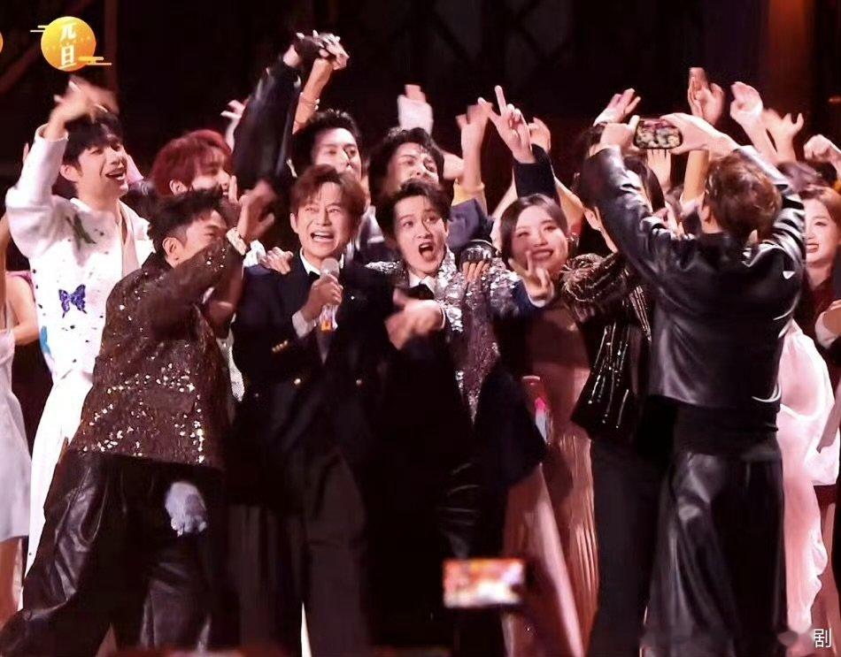 跨年零点第一个拥抱的含金量 零点钟声落下的那一刻，一个拥抱就把所有期待都拉满了 