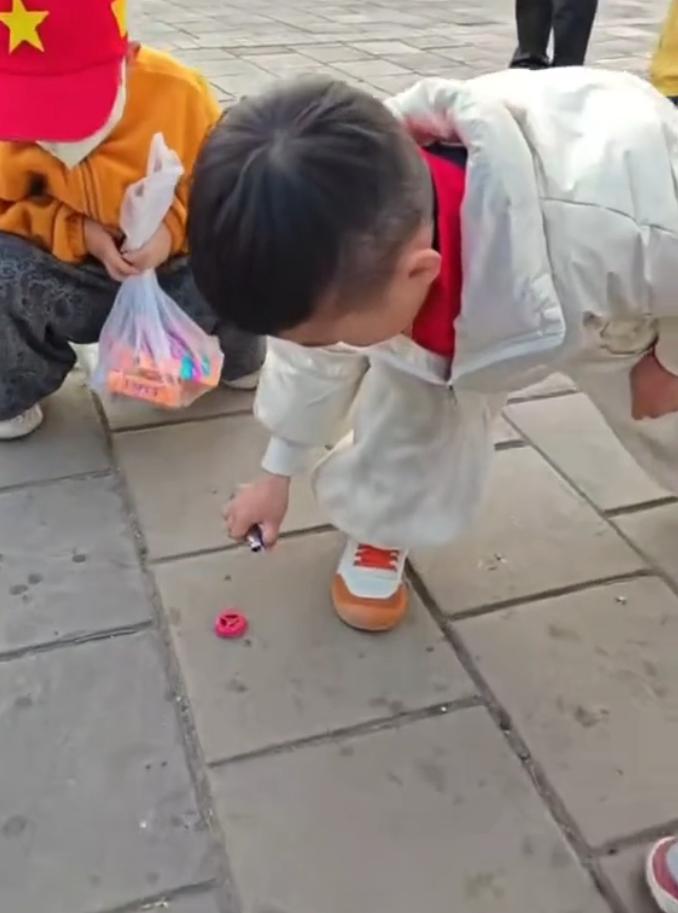 过年这几天，我亲眼见证了一群半大的孩子，把好好的玩鞭炮硬生生玩成了玩命，现在想起