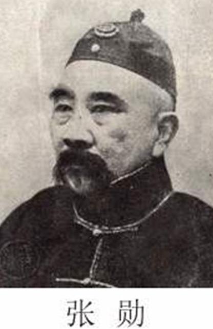 1914年，安徽都督张勋上了床，枕在三姨太王克琴香软的肚皮上。他刚睡着被弄醒了。