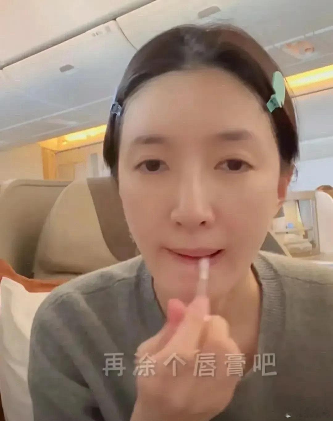 江疏影素颜显得疲惫，淡妆后精神饱满 