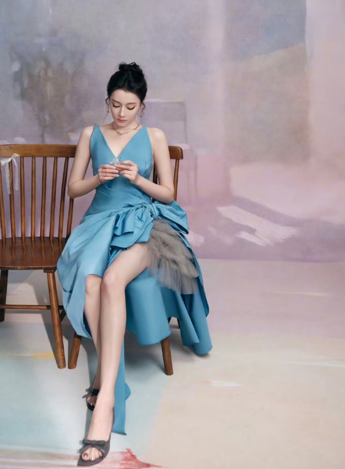 【人像摄影】演员迪丽热巴。迪丽热巴全程都很不自在