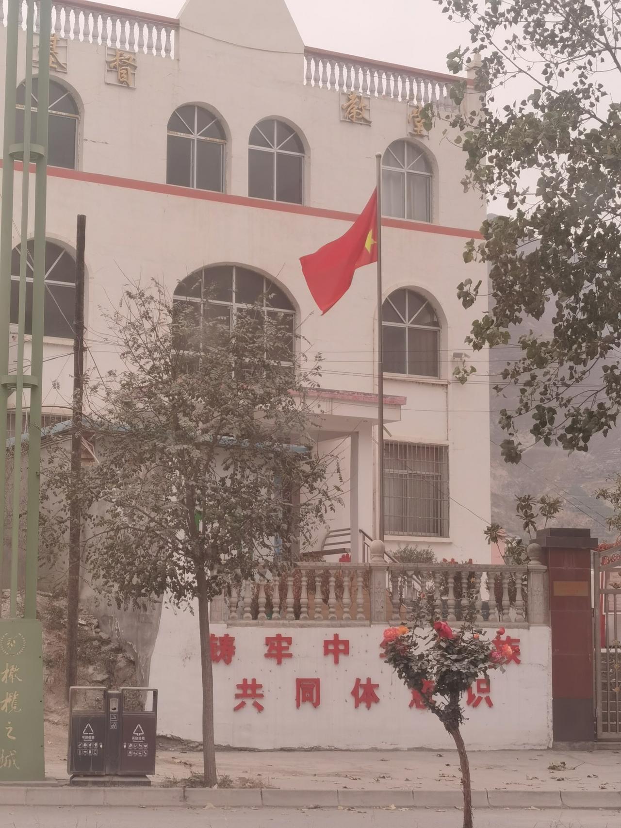 友友们，这国旗是不是挂反了，爱国的我们该给哪儿反映一下啊？